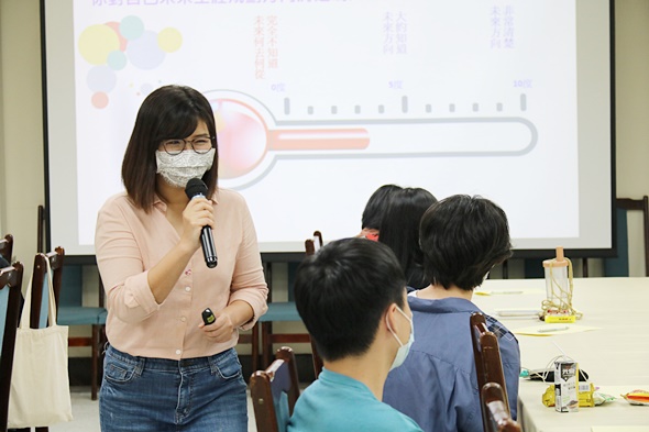 圖片標題:04.Julia老師演講