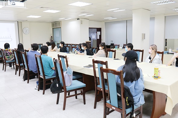 圖片標題:03.同學們認真聽演講