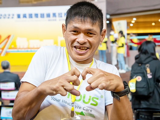 圖片標題:02 馬來西亞選手曾志龍開心比愛心手勢