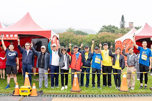 圖片標題:07 貴賓校友舉手鳴槍，揭開超馬序幕1