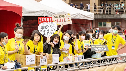 圖片標題:15 賽道旁東吳志工親製看板為日本選手應援加油