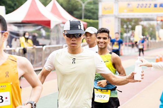 圖片標題:10 現場志工傳遞飲用水給日本選手石川佳彥