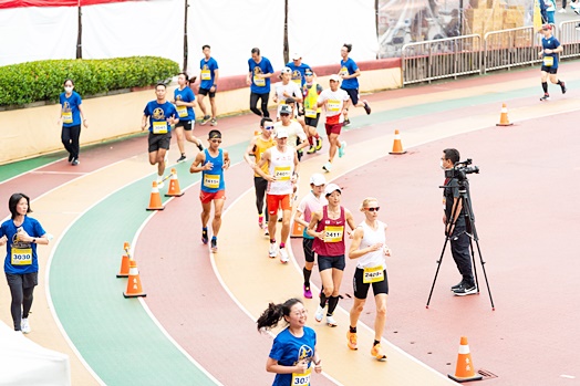 圖片標題:09 各國選手在五彩賽道上競逐