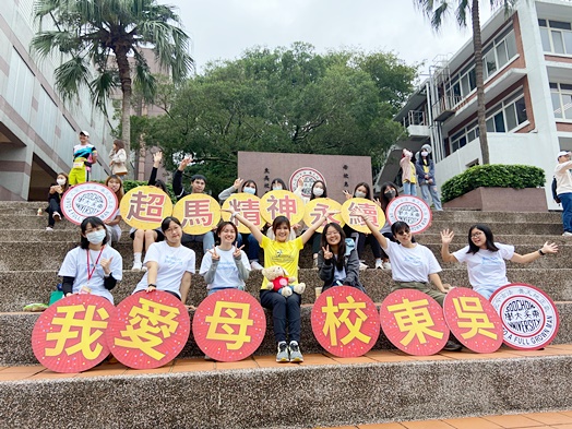 圖片標題:07 氣象主播王淑麗學姐與在校生合照