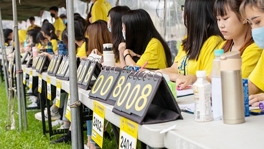 圖片標題:02-認真紀錄圈數的志工