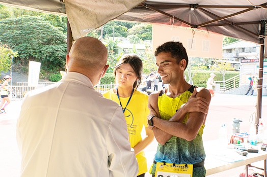圖片標題:05 外國選手腸胃不適，求助醫護站