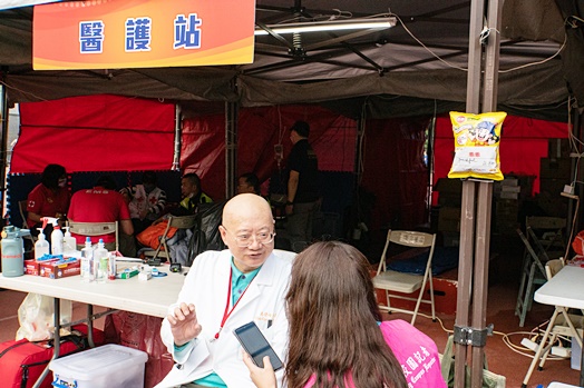 圖片標題:01 校園記者採訪高醫師