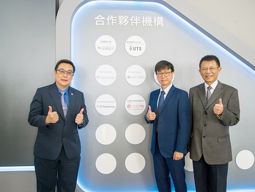 圖片標題:圖七、東吳大學反網路勒索攻擊應變小組重兩級的兩大聯盟夥伴，新加坡科技工程公司網路資安總裁吳膺俊(左)、TeamT5杜浦數位安全公司創辦人蔡松廷(中)、東吳大學校長潘維大(右)