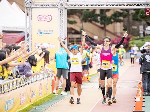 圖片標題:08 選手張家鈞和鄭順元齊心跑完最後半小時