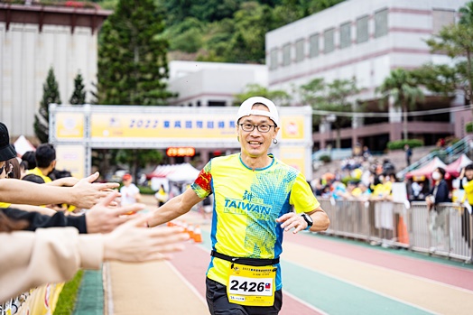 圖片標題:03台灣選手賴信翰開心與志工擊掌