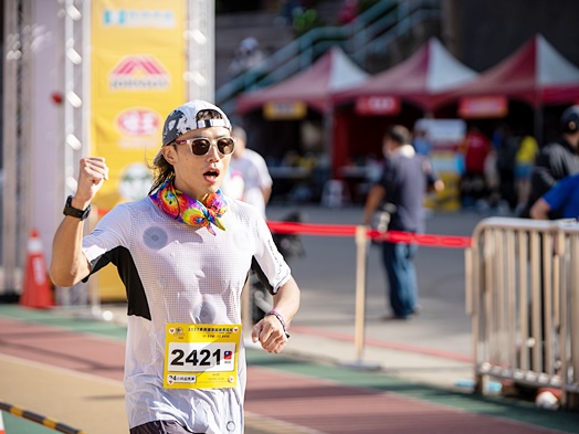 圖片標題:04 選手鍾易霖與同學一同歡呼