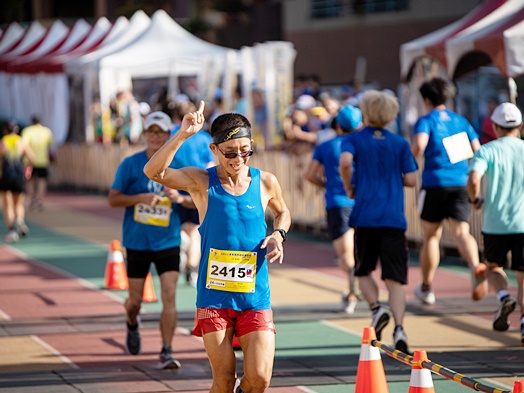 圖片標題:06 選手蔡性國與同學一同歡呼