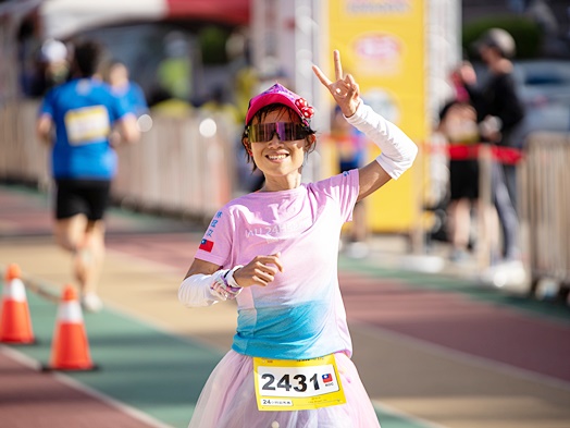 圖片標題:07林冠汝開朗地對計圈組志工們比耶