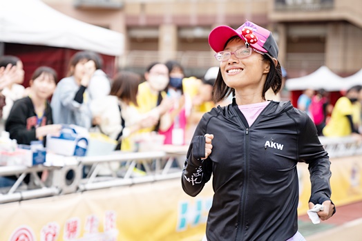 圖片標題:08 林冠汝開跑當天帶著笑容的身影]