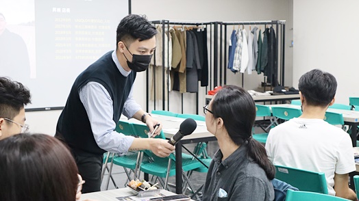 圖片標題:02曾昇甫講師與同學問答互動