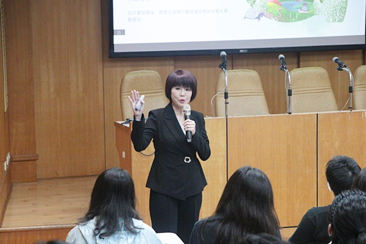 圖片標題:01 台泥葉毓君協理上台分享 