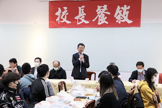 圖片標題:03 校長肯定志工同學積極參與超馬活動