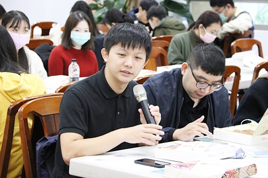 圖片標題:04 學生議會代表向校方提議