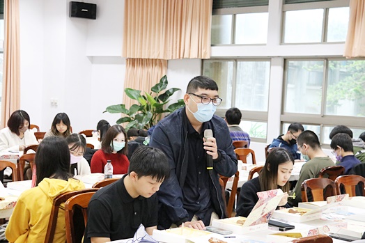 圖片標題:09 學生議會代表向校方提出建議