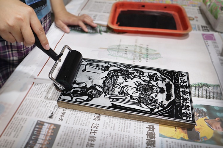 圖片標題:黃秀端教授計畫團隊平安符拓印體驗