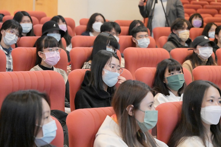 圖片標題:專注聆聽演講的同學