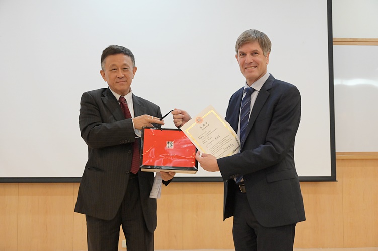 圖片標題:董副致贈席博司校長感謝狀及紀念品 