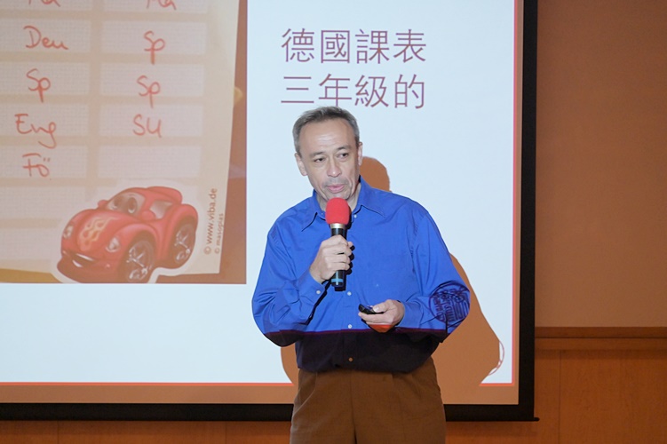 圖片標題:黃義龍老師演講