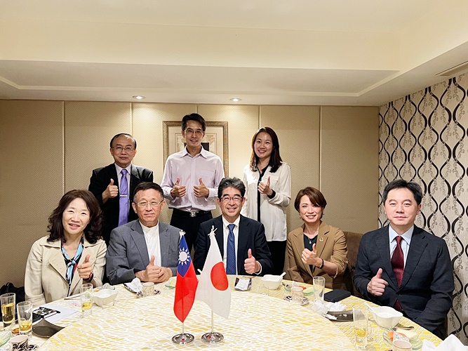 圖片標題:20221130關西大學餐敘合照1