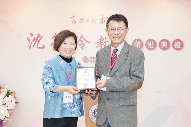 圖片標題:圖一：潘維大校長(右)親自頒發紀念獎牌予企管系沈筱玲教授(左)。