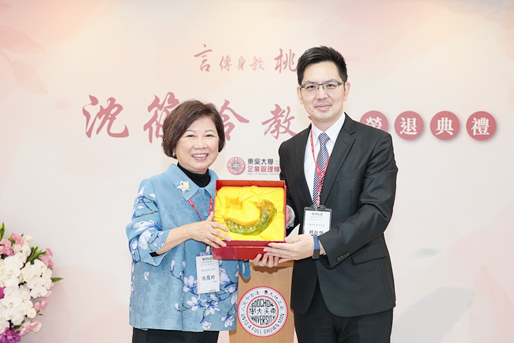 圖片標題:圖二：胡凱傑主任(右)親自致贈琉璃紀念品予沈筱玲教授(左)。