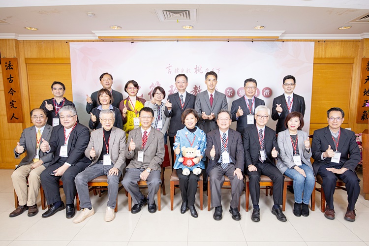 圖片標題:圖四：沈筱玲教授(前排置中者)榮退典禮，貴賓及一、二級主管合影留念。