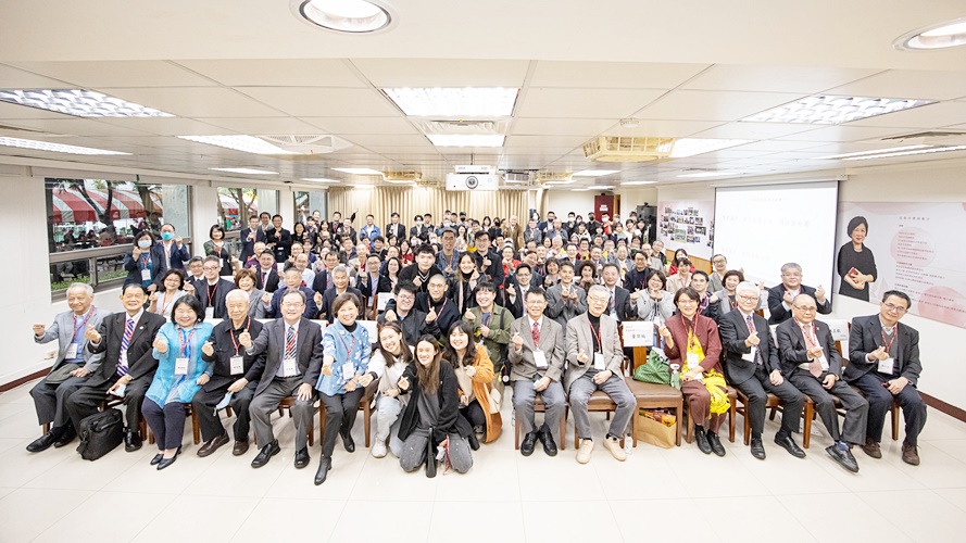 圖片標題:圖三：祝賀沈筱玲教授(左六)榮退全體師生合影留念。