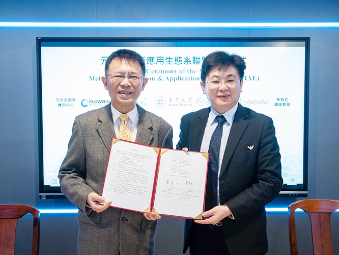 圖片標題:圖三、東吳大學校長潘維大與華苓科技董事長梁賓先簽署合作意向書