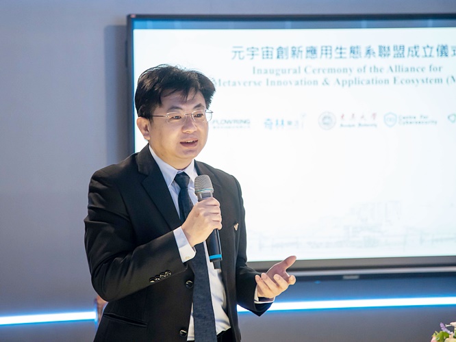 圖片標題:圖六、華苓科技董事長梁賓先表示，元宇宙的趨勢不可逆，虛擬實境VR眼鏡將可能取代手機，而且在未來五到十年有機會實現