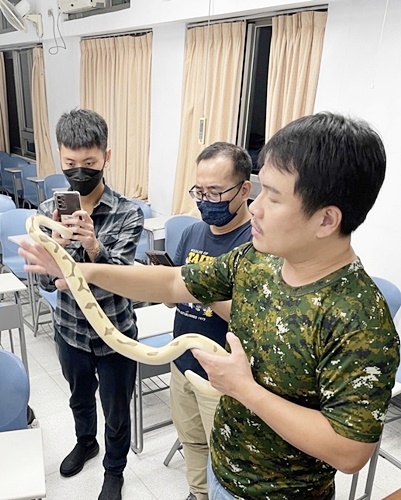 圖片標題:06 游崇瑋講師示範觸摸球蟒的要領