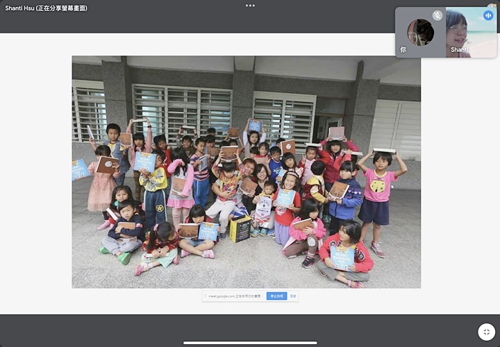 圖片標題:08講師許書瑜將繪本分送給島上孩子