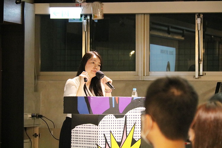 圖片標題:1蕾咪講師微笑傾聽同學提出問題