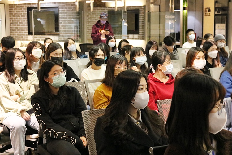 圖片標題:4同學們認真聽講