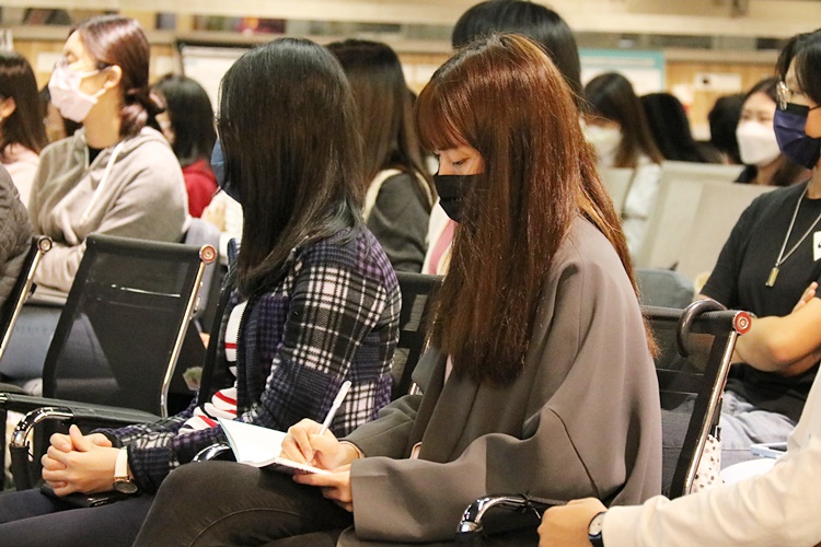 圖片標題:5認真作筆記的同學