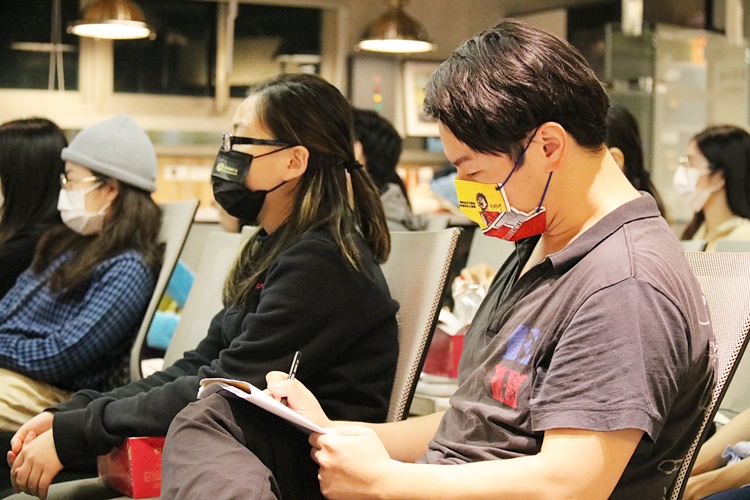 圖片標題:6認真作筆記的同學