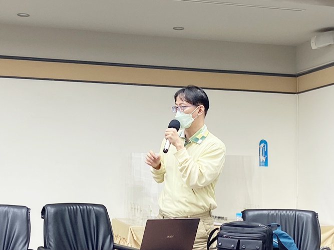 圖片標題:01-講者認真解說