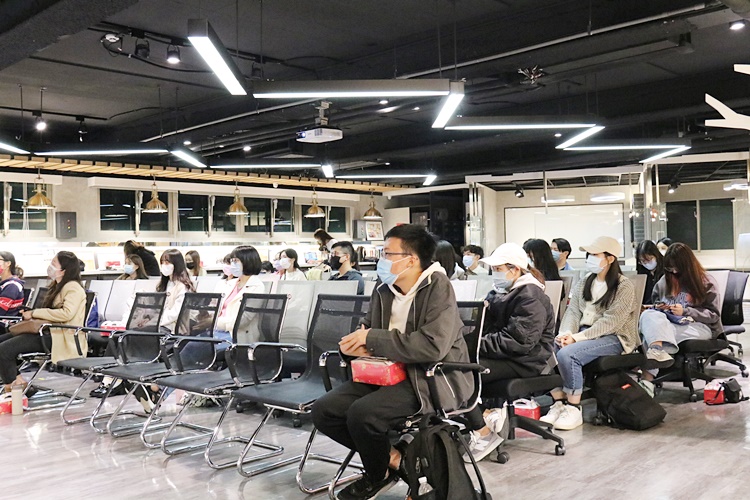 圖片標題:1認真聽講的同學們