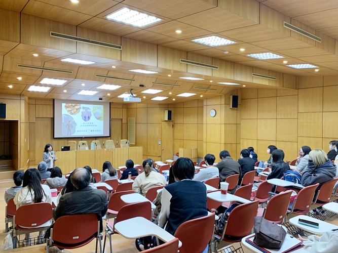 圖片標題:05 在校生與校友專心聽講