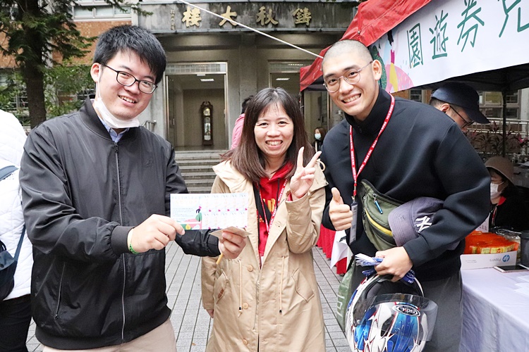 圖片標題:圖二_畢業系友返校參加親子園遊會，開心秀出企管系贈送點券。