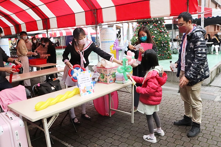 圖片標題:圖五氣球姊姊贈送造型氣球，小朋友喜不勝收。
