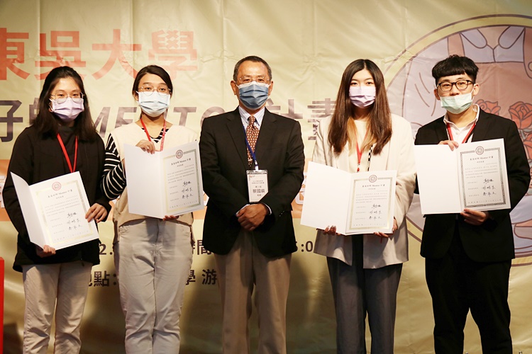 圖片標題:蔡國嶼老師頒發學生研習證書