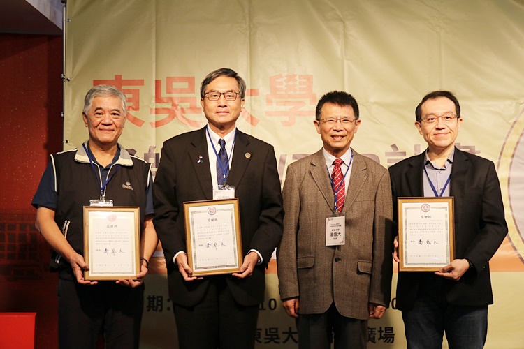 圖片標題:校長致贈感謝狀