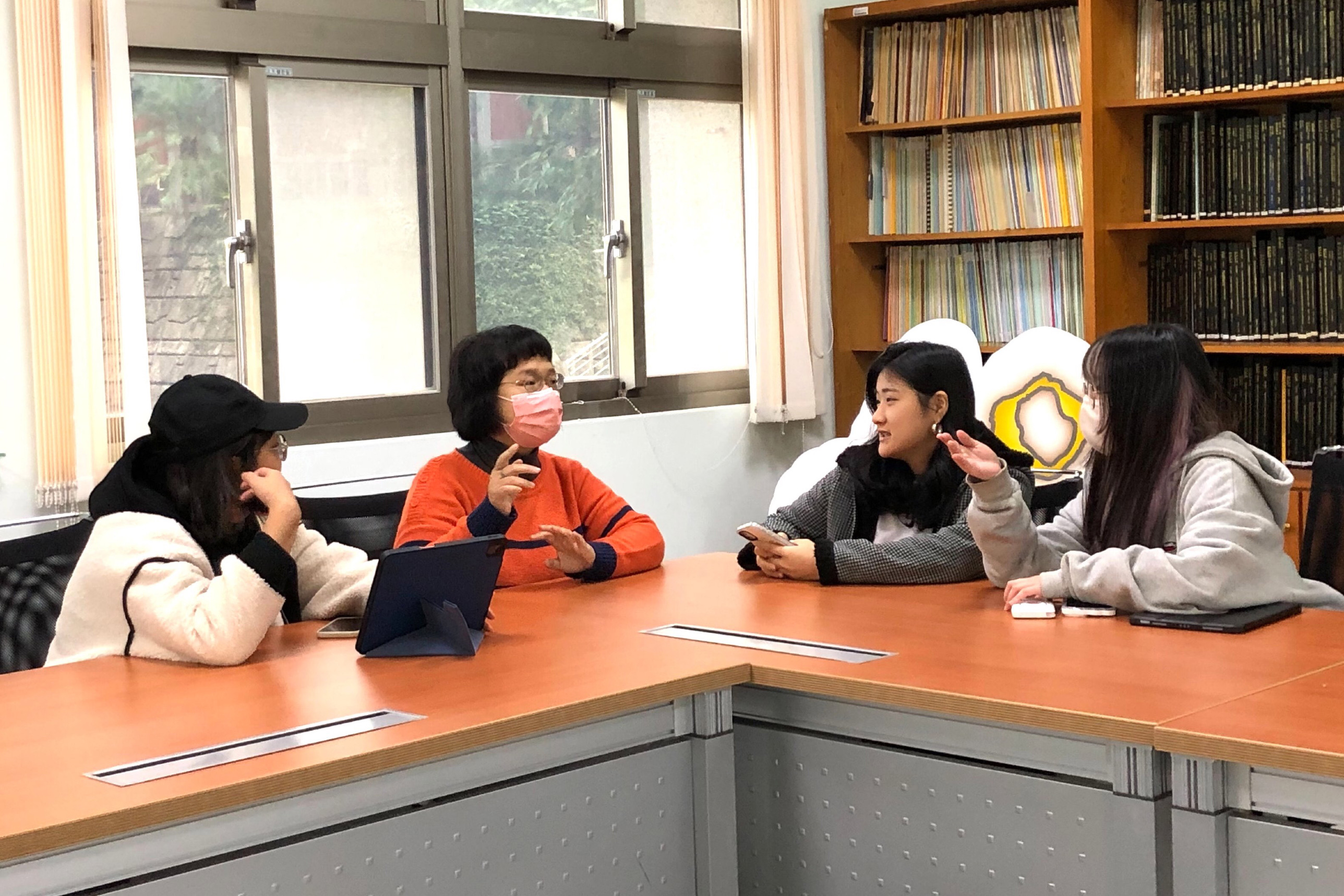 圖片標題:圖七、微日常由微生物學系秘書帶領三位學生規劃經營，定期開會討論。左至右分別為黃榆姍同學、宋昕如秘書、楊恩葶同學、劉冠吟同學。