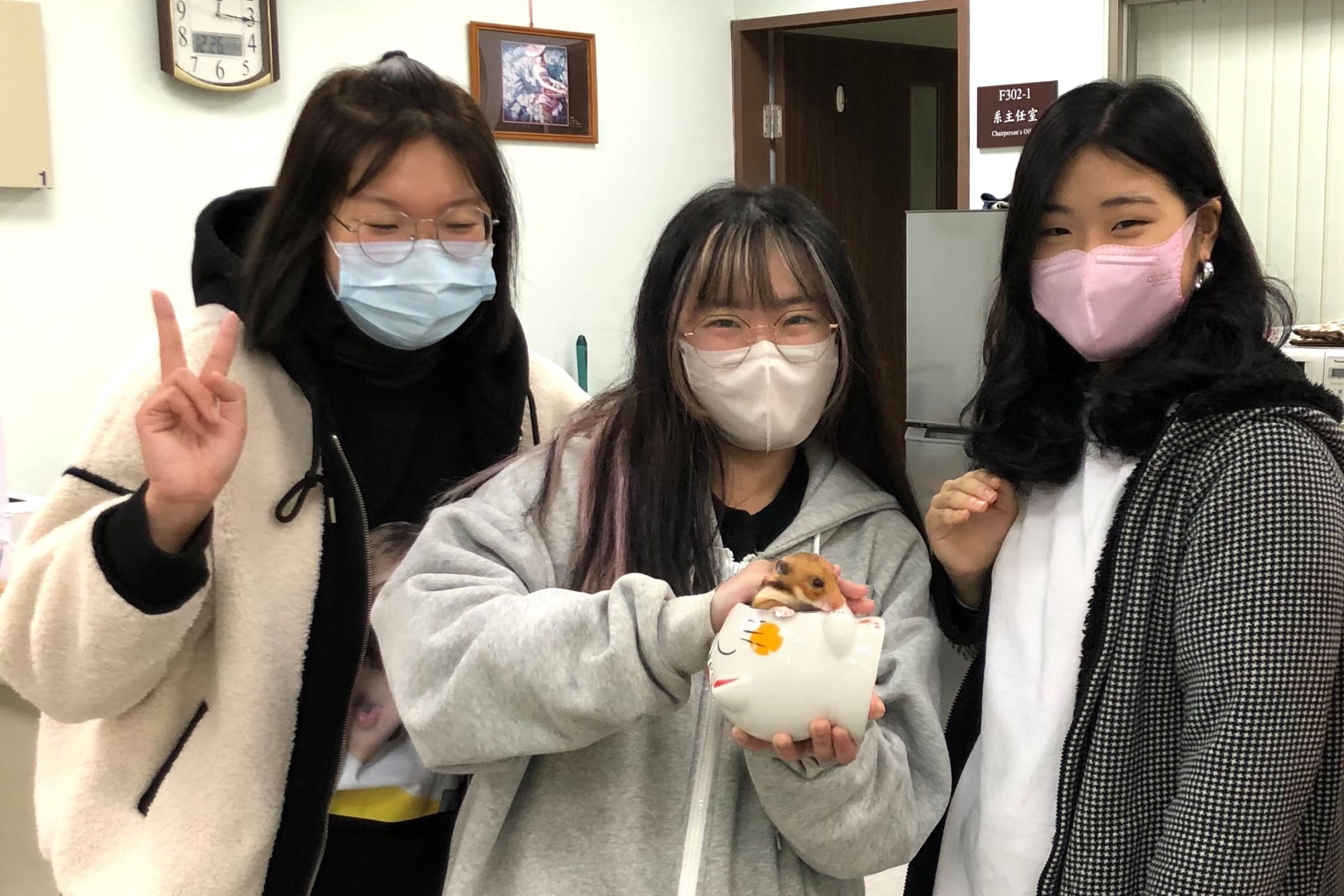 圖片標題:圖九、微日常三位同學與小老鼠納吉。