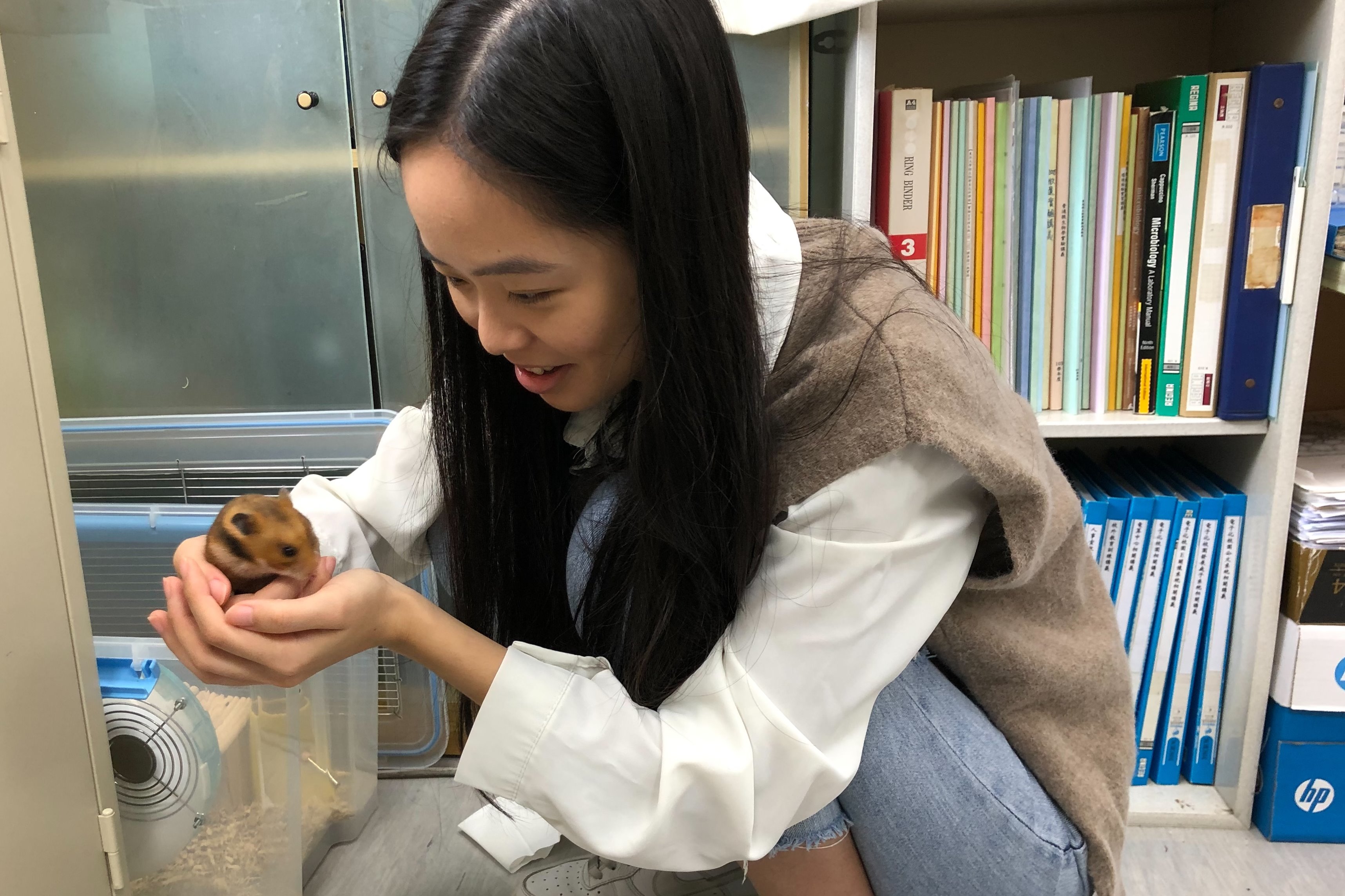 圖片標題:圖十、納吉可愛親人，系上同學常常來系辦找納吉玩耍。